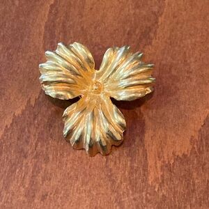 Vntg Lanvin Paris gold plated trillium flower brooch. 1960s - 1980s.